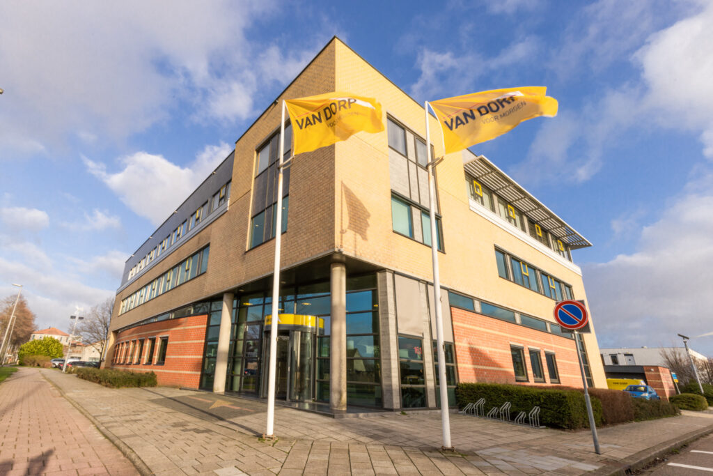 Het pand van de vestiging Van Dorp Zoetermeer aan de koraalrood in Zoetermeer.
