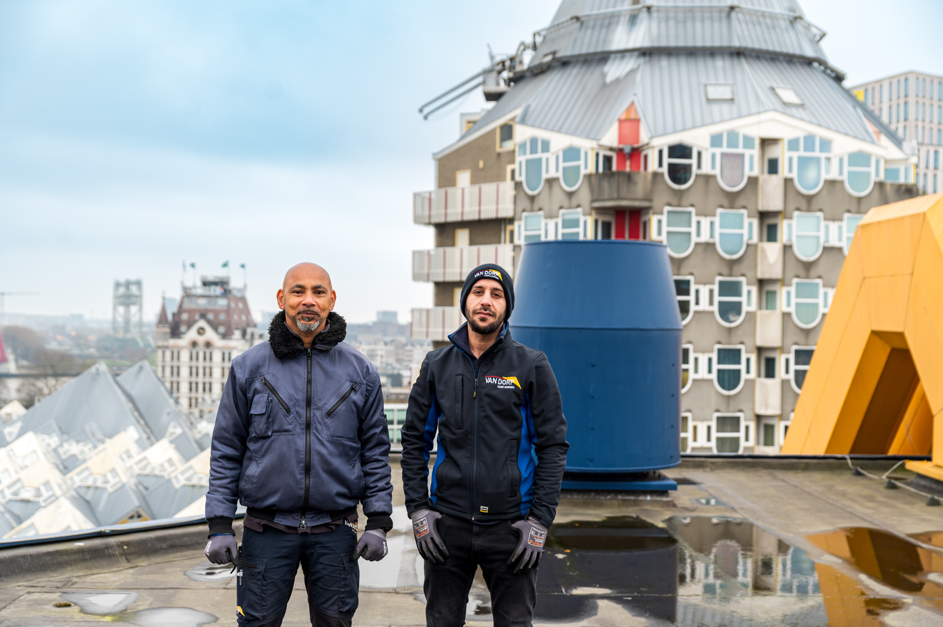 monteurs boven op dak van bibliotheek rotterdam bij installaties overheid