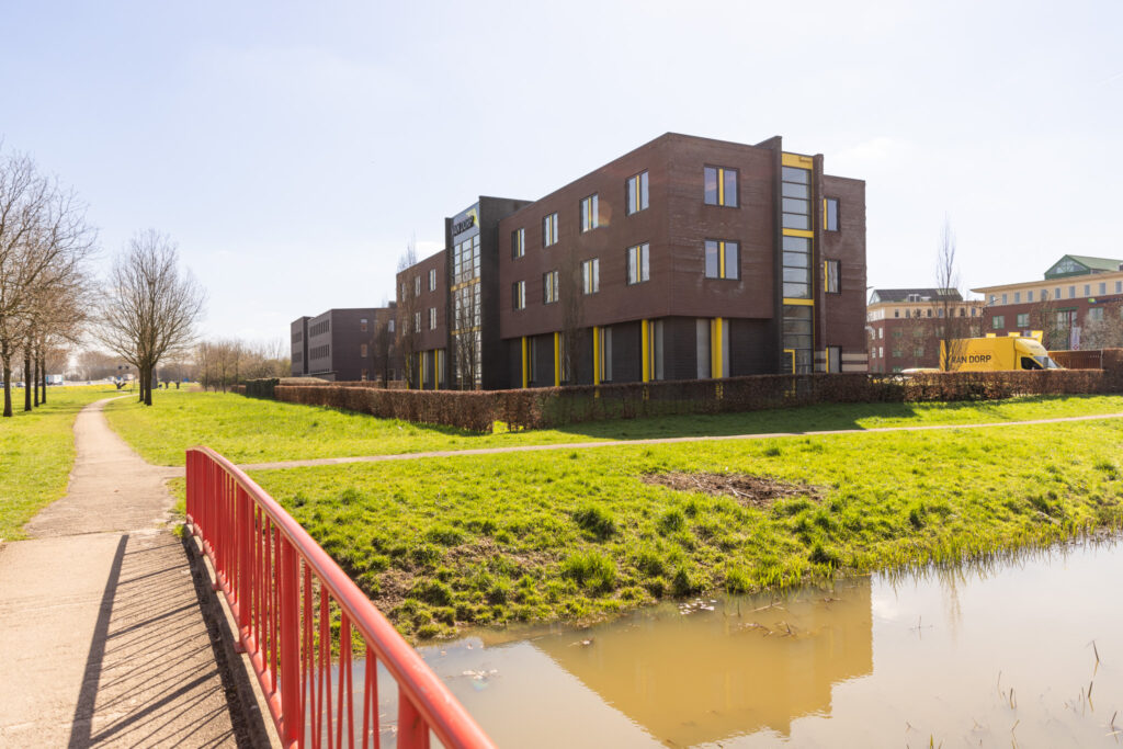 Het pand van Van Dorp Zevenaar aan de mercurion.