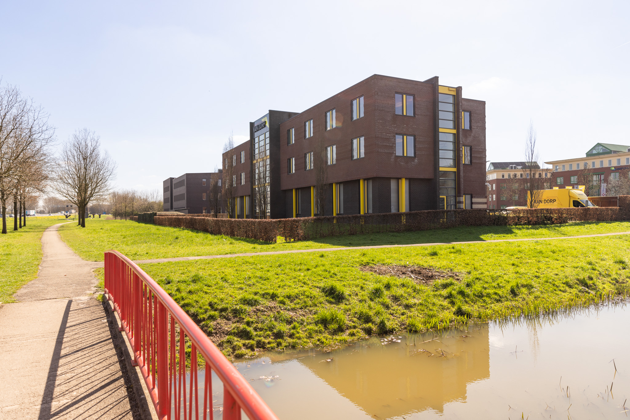 Het pand van Van Dorp Zevenaar aan de mercurion.