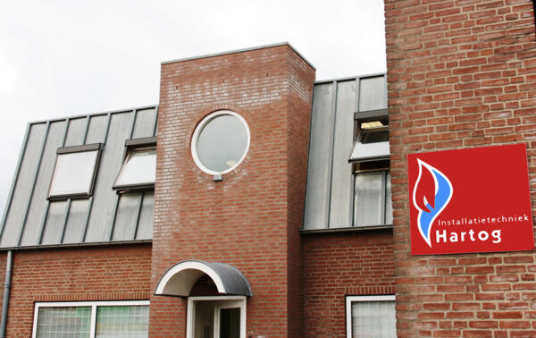 Het pand van Installatietechniek Hartog. Het bedrijf is sinds 2024 onderdeel van Van Dorp.