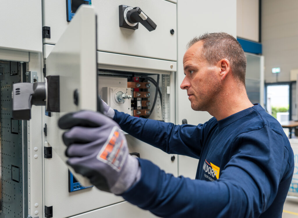 Verdelertechniek in beeld. Monteur inspecteert de verdelerkast