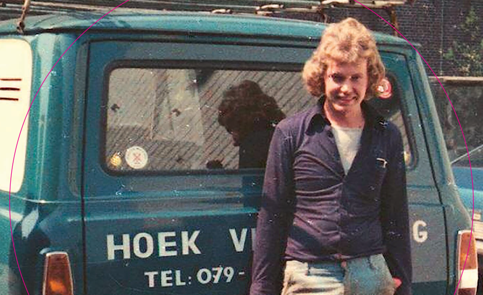 1964: Oprichting Hoek Verwarming (voorloper Van Dorp) Het allereerste fundament van Van Dorp is eigenlijk gelegd in 1964. In dat jaar startte de heer J. Hoek in Zoetermeer als zelfstandig ondernemer het bedrijf Hoek Verwarming. De jongeman op de foto is wijlen Chris van Eeden Petersman. Hij was later de grondlegger van de afdeling Technisch Beheer bij Van Dorp. Expertise Werktuigbouwkundig is vanaf het begin van het bedrijf aanwezig. Destijds alleen klein zakelijk en particulier.
