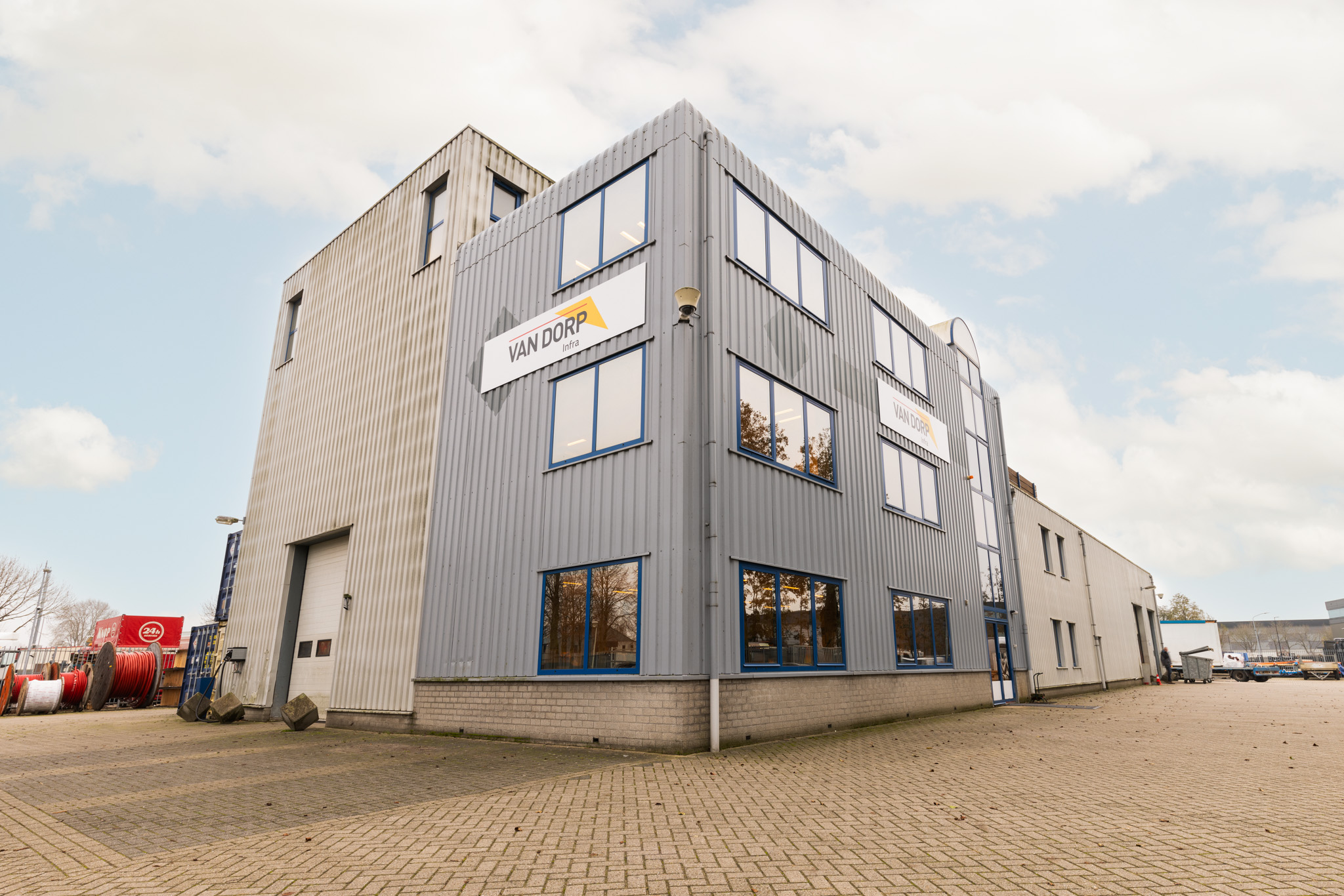 Het pand van Van Dorp Infra in Beuningen.