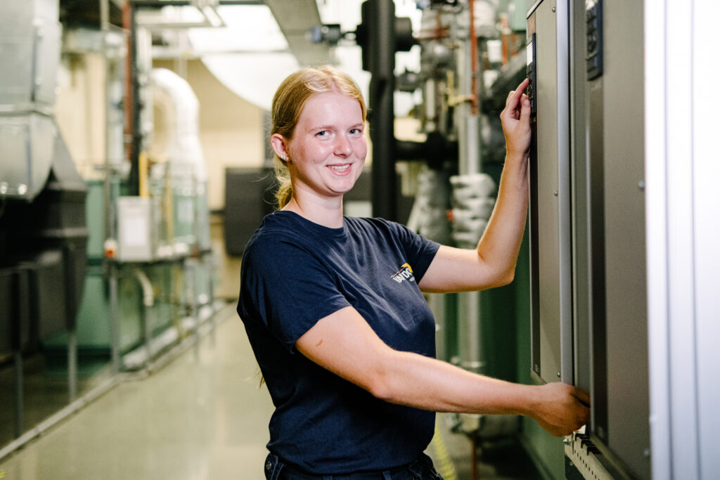 Monteur aan het werk in de technische ruimte op een mooi project