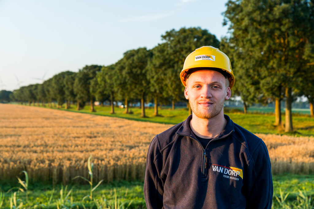 Monteur met gele helm