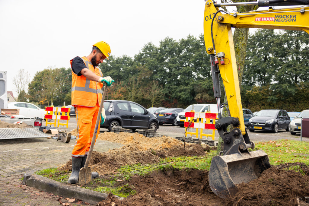 Monteur met graafmachine