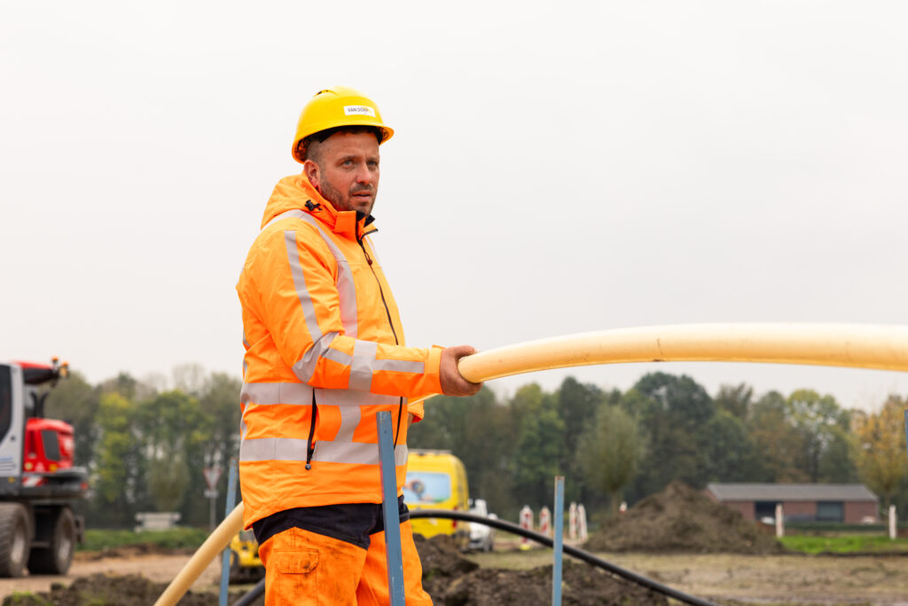 Monteur met Kabels en Leidingen
