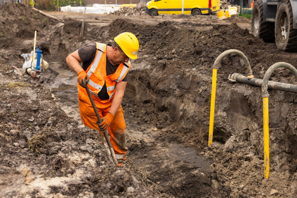 Monteur graaft in de grond
