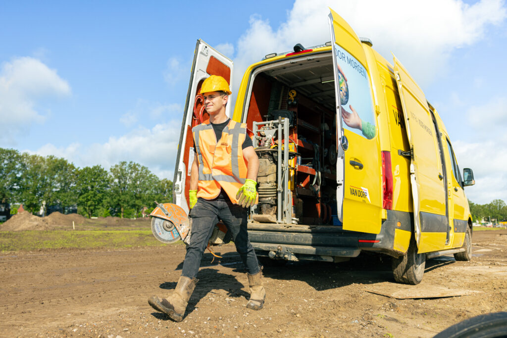 Monteur Kabels en Leidingen bij zijn bus